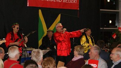 Einmal im Jahr steigt Bürgermeister Norbert Gradl als Sänger und Kabarettist auf die Bühne.