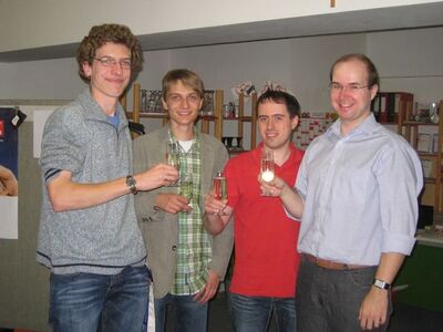 Martin Gebhard, Lukas Lebherz, Andreas Gabler und André Radszun stoßen auf die AG an (von links nach rechts)