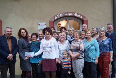 Das Benefizfrühstück der SPD-Frauen brachte mehr als 600 Euro für den Förderverein der Stadtbibliothek ein. Bild: phl