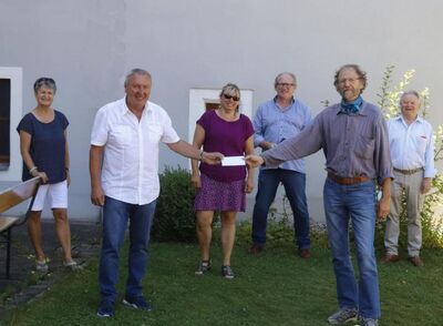 SPD-Stadtratsfraktion mit Theo Wißmüller (5. von links) bei der Spendenübergabe