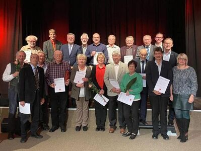 Die Jubilare des SPD-Ortsvereins Sulzbach-Rosenberg mit den Ehrengästen und politischen Funktionsträgern.