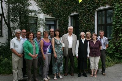 Im Bild u.a. Gertrud Hesslinger (2. v. l.), Carolin Braun (5. v. l.), Brigitte Bachmann (7.v.l.), MdL Strobl