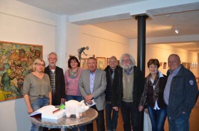 Roman Friedrich (Dritter von rechts) führte die Stadtratsmitglieder der SPD durch die Galerie der Gruppe 81.