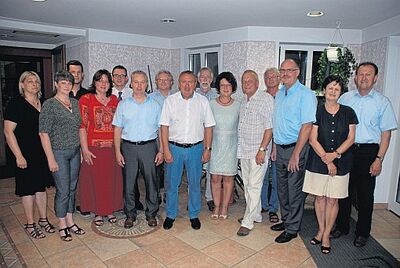 Die SPD-Stadtratskandidaten der Plätze 1 bis 15 für die Kommunalwahl 2014 mit Bezirksrat Richard Gaßner (rechts).