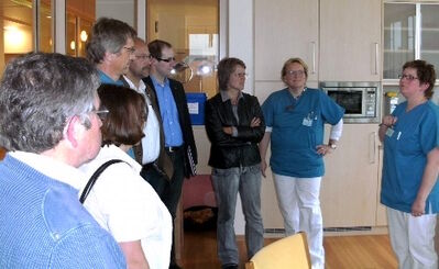 Die SPD-Kreistagsfraktion bei ihrem Besuch der neuen Palliativstation am Klinikum Neumarkt