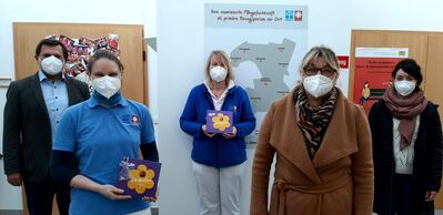 Bettina Moser und Katharina Rösel (4.u 5.v.links) überbringen kleine Geschenke an die Pflegekräfte