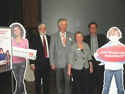 von links MdL Martin Güll, Bildungsexperte der SPD-Landtagsfraktion, MdL Reinhold Strobl, MdL Karin Pranghofer, Mitglied