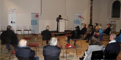 Alt-Bgm. Gerd Geismann erinnert in einer Gedenkveranstaltung des SPD-Ortsvereins an das Geschehen der Pogromnacht