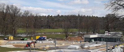 Vorbereitung für die Pflasterarbeiten laufen, Wärmehalle fast fertig!